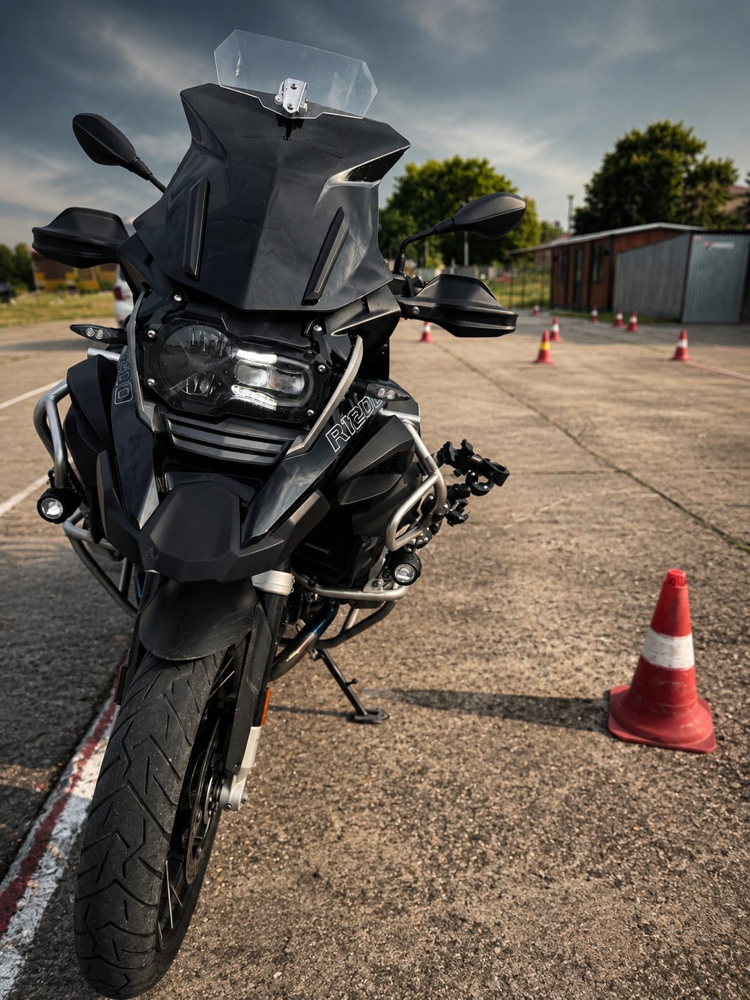 Technikai motoros oktatás bójákkal kijelölt pályán